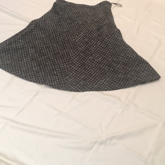 Women's Beautiful Tweed Skirt - Picture 3 of 5